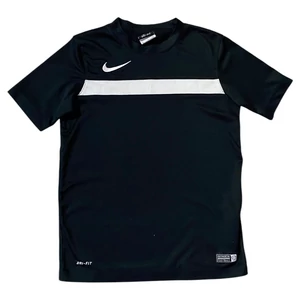 8-10 év (134-140) Nike fekete póló, mez