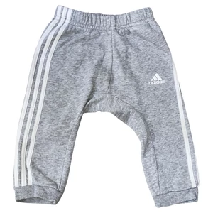 9-12 hó (80) Adidas szürke melegítőnadrág 9-12 hó (80) Adidas szürke melegítőnadrág
